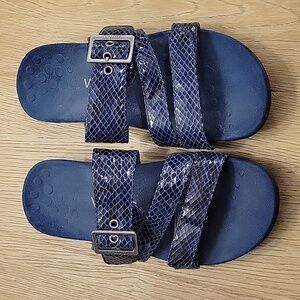 Vionic 3 strap sandal size 6.